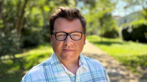 Jurist Prof. Viktor Winkler, Sanktionsjurist, blickt in die Kamera.