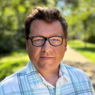 Jurist Prof. Viktor Winkler, Sanktionsjurist, blickt in die Kamera.