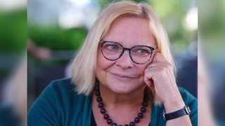 Hanne Hippe, Autorin, stützt ihren Kopf in die Hand