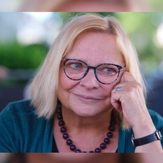 Hanne Hippe, Autorin, stützt ihren Kopf in die Hand