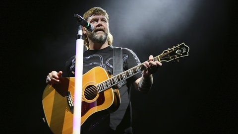 Rea Garvey steht auf der Bühne.