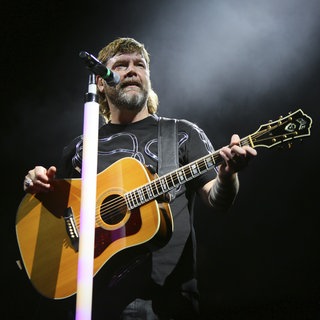 Rea Garvey steht auf der Bühne.