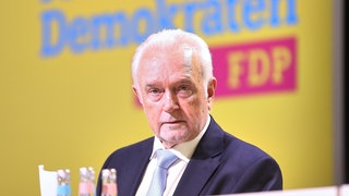 Wolfgang Kubicki, stellvertretender Bundesvorsitzender der FDP, sitzt auf einem Podium. Im Hintergrund der Schriftzug "Freie Demokraten FDP" auf gelbem Grund. Er ist zu Gast in SWR1 Leute und stellt sein Buch "Aufwind im freien Fall" vor. Dort greift er politische Entscheidungen auf, die zum Verlust des Freiheitsgefühls geführt haben und wirbt für einen Kampf für die Freiheit, auch wenn sie mit unbequemen Debatten verbunden ist. 