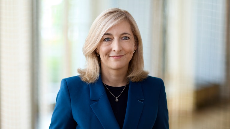 Nina Warken, Bundesgesundheitsministerin, lächelt in die Kamera.  Steigende GKV-Beiträge, hohe Kosten, schleppende Krankenhausreform: Wie die neue Bundesministerin Nina Warken das deutsche Gesundheitssystem wieder fit machen will, erzählt sie in SWR1 Leute.