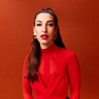 Tijen Onaran, Unternehmerin, blickt in rotem Outfit in die Kamera. In SWR1 Leute spricht sie über bessere Kommunikation im Internet, privat und beruflich.