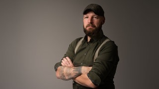 Kriminalhauptkommissar Manuel Köhler hat seine Arme verschränkt und schaut in die Kamera. Rafael Blumenstock wurde vor 35 Jahren in Ulm ermordet. Der Fall ist bis heute nicht aufgeklärt - ein Cold Case. Der Ulmer Kriminalhauptkommissar Manuel Köhler ermittelt noch immer. Wie er vorgeht und welche Rolle bei den Ermittlungen der SWR Podcast "Der Schrei" spielt, erzählt er in SWR1 Leute.