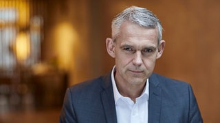 Astrophysiker Heino Falcke blickt in die Kamera