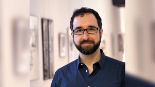 Prof. Dr. Benjamin Hilbig, Psychologe, lächelt in die Kamera.