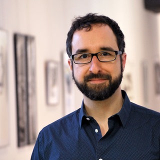 Prof. Dr. Benjamin Hilbig, Psychologe, lächelt in die Kamera.