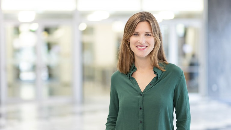 ARD-Korrespondentin Sophie von der Tann blickt aufgeschlossen in die Kamera.