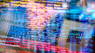 Programmcode mit CPU und abstraktem Technologie Hintergrund mit Server Racks und vielen Lichtern