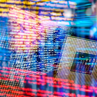 Programmcode mit CPU und abstraktem Technologie Hintergrund mit Server Racks und vielen Lichtern