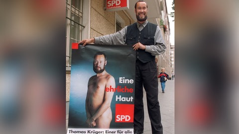 Der Berliner Jugendsenator Thomas Krüger, SPD, präsentiert am 15.8.1994 in Berlin sein Wahlplakat für die Bundestagswahl, auf dem er unbekleidet abgebildet ist.