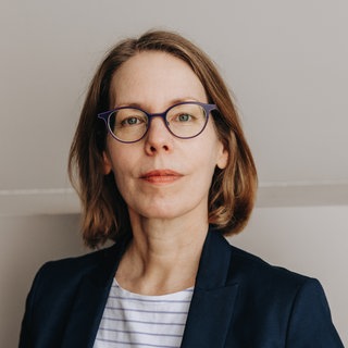 Anne Brorhilker, ehemalige Staatsanwältin, blickt in die Kamera. Sie spricht über den Kampf gegen Wirtschaftskriminalität.