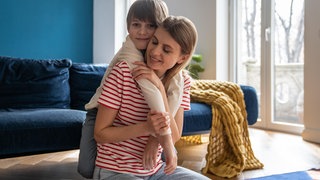 Ein Junge mit seiner Mutter. Symbolbild für Bindung und Erziehung. Kinder mit starken Wurzeln entwickelt starke Flügel. Eine sichere Bindung ist die Grundlage für Selbstbewusstsein und Neugier auf die Welt. Fehlt sie, sind die Folgen fatal, erklärt Psychologe Claus Koch in SWR1 Leute.