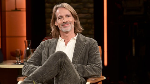 Schriftsteller Richard David Precht schaut freundlich in die Kamera. Eine liberale Demokratie muss freien Wettbewerb von Meinungen und Narrativen aushalten, sagt Schriftsteller und Philosoph Richard David Precht in seinem Buch "Angststillstand – Warum die Meinungsfreiheit schwindet". Darin taucht er tief in die Struktur der Gegenwartsgesellschaft ein und nimmt uns in die Pflicht, das "Wir" wieder in den Vordergrund zu stellen. Mit seinem aktuellen Buch, das zur Diskussion anregt, ist Richard David Precht zu Gast in SWR1 Leute.