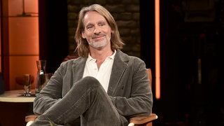 Schriftsteller Richard David Precht schaut freundlich in die Kamera. Eine liberale Demokratie muss freien Wettbewerb von Meinungen und Narrativen aushalten, sagt Schriftsteller und Philosoph Richard David Precht in seinem Buch "Angststillstand – Warum die Meinungsfreiheit schwindet". Darin taucht er tief in die Struktur der Gegenwartsgesellschaft ein und nimmt uns in die Pflicht, das "Wir" wieder in den Vordergrund zu stellen. Mit seinem aktuellen Buch, das zur Diskussion anregt, ist Richard David Precht zu Gast in SWR1 Leute.