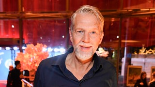 Kai Wiesinger steht im Foyer eines Theaters. Der Schauspieler hat jetzt seinen ersten Roman herausgebracht – "Zurück zu ihr". Er ist zu Gast in SWR1 Leute und erzählt über Motivation und Hintergründe, dieses Buch zu schreiben.