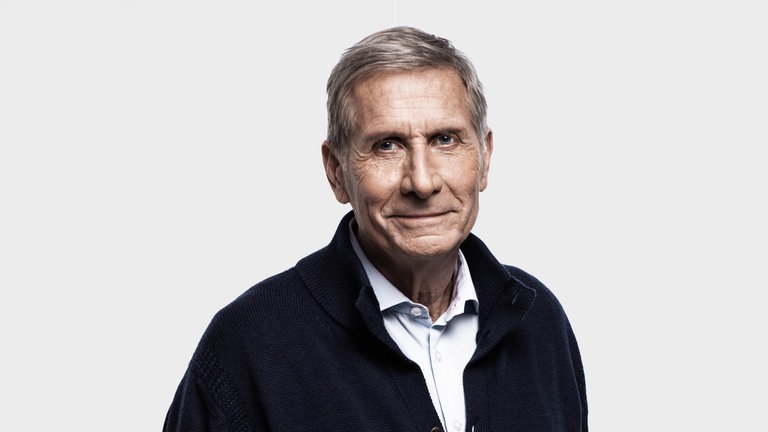 Autor und Journalist Ulrich Wickert blickt in die Kamera.