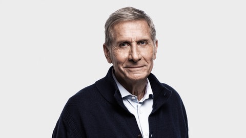 Autor und Journalist Ulrich Wickert blickt in die Kamera.
