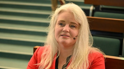 Prof. Katharina Zweig sitzt in einem Gerichtssaal.