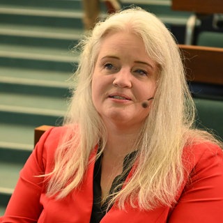 Prof. Katharina Zweig sitzt in einem Gerichtssaal.
