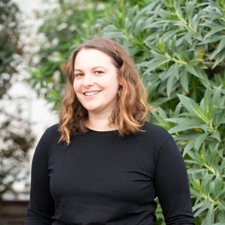 Biologin Sophia Kimmig blickt seitlich in die Kamera.