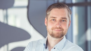 Professor und Sektionsleiter Medizinische Psychologie, Nils Kroemer, schaut freundlich in die Kamera. Prof. Nils Kroemer erforscht, wie sich Motivation gezielt beeinflussen lässt. Das könnte bei Depressionen, Adipositats oder Essstörungen helfen. Auch der Vagusnerv gehört zu seinem Forschungsgebiet.