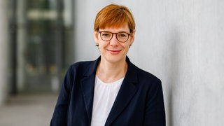 Rentenexpertin Prof. Marlene Haupt schaut freundlich in die Kamera. In SWR1 Leute spricht sie über das deutsche Rentensystem, Altersarmut und weshalb Frauen oft geringere Renten als Männer bekommen.