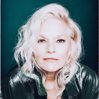 Entertainerin Ina Müller blickt in die Kamera.