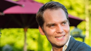 Simon Strauß. FAZ-Journalist und Mitbegründer der Gruppe "Arbeit an Europa", blickt an der Kamera vorbei.