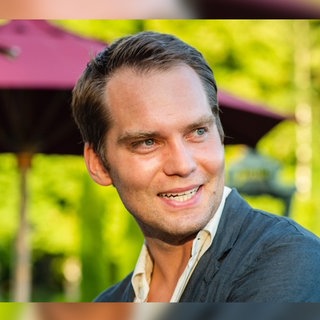 Simon Strauß. FAZ-Journalist und Mitbegründer der Gruppe "Arbeit an Europa", blickt an der Kamera vorbei.