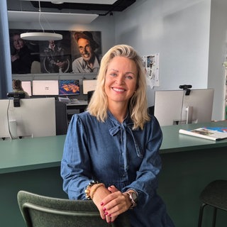 Sandra Bisping lacht in die Kamera. Ihr Verein "Ein Herz für Rentner e.V." hilft älteren Menschen in Not, kämpft gegen die immer größer werdende Altersarmut. Sandra Bisping gründete den Verein, kündigte dafür nach 25 Jahren in der Medienbranche ihren Job. In SWR1 Leute erzählt sie, was sie zum Umdenken brachte.