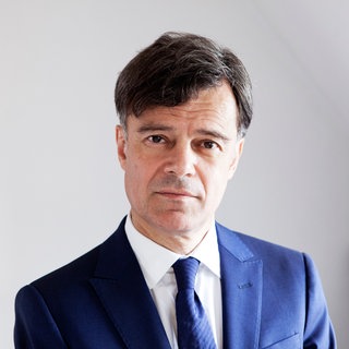 Prof. Dr. Giovanni Maio, Medizinethiker an der Uni Freiburg, ist eine wichtige Stimme in Fragen der Medizinethik: Immer dann, wenn es um den Menschen im Gesundheitssystem geht, ist seine Meinung gefragt. In SWR1 Leute  analysiert er die Krankenhausreform von Lauterbach, den Umgang mit der Corona Pandemie und die Rolle der Medizin.