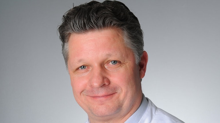 Prof. Frank Jessen schaut in die Kamera. 