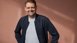Comedian Max Giermann strahlt in die Kamera. Der Comedy-Mann kommt aus Freiburg und erzählt in SWR1 Leute über seine Paraderolle als Klaus Kinski.