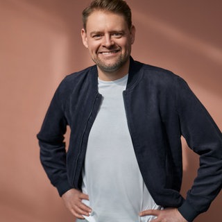 Comedian Max Giermann strahlt in die Kamera. Der Comedy-Mann kommt aus Freiburg und erzählt in SWR1 Leute über seine Paraderolle als Klaus Kinski.