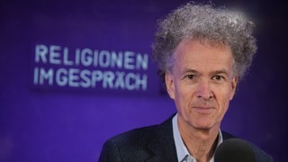 Theologe Wolfgang Reinbold hält einem Vortrag,
