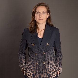 Politikwissenschaftlerin Prof. Gerlinde Groitl steht mit Händen in den Hosentaschen da. 