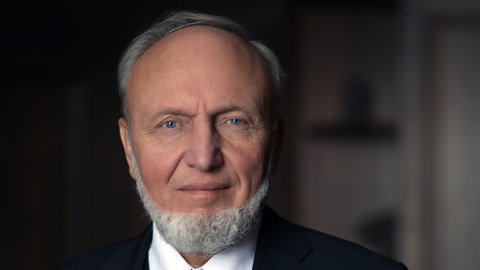 Hans-Werner Sinn, ehemaliger Chef des Ifo-Instituts, schaut direkt in die Kamera.