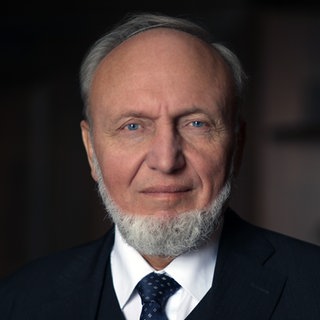 Hans-Werner Sinn, ehemaliger Chef des Ifo-Instituts, schaut direkt in die Kamera.