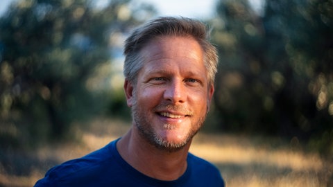 Dr. Florian Huber, Tiefseearchäologe, lächelt in die Kamera.