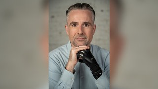 Psychologe Prof. Bertolt Meyer schaut in die Kamera.