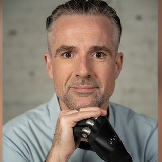 Psychologe Prof. Bertolt Meyer schaut in die Kamera.