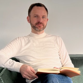 Philosoph Carsten Lotz schaut in die Kamera.