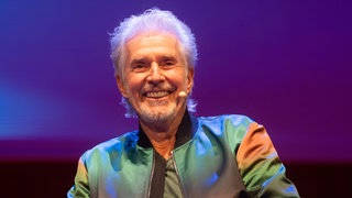 Bestsellerautor und David Bowie-Experte Frank Schätzing lacht in die Kamera. | Bestsellerautor Frank Schätzing: Zum 10. Todestag von David Bowie 