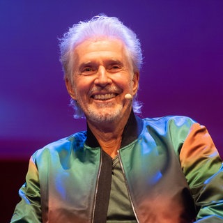 Bestsellerautor und David Bowie-Experte Frank Schätzing lacht in die Kamera. | Bestsellerautor Frank Schätzing: Zum 10. Todestag von David Bowie 