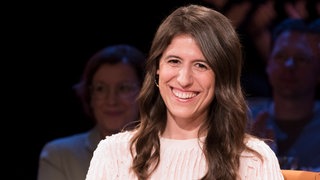 Ärztin und Autorin Eva Mirasol lacht in die Kamera. In SWR1 Leute spricht sie über den Alltag in der Notaufnahme im Krankenhaus.