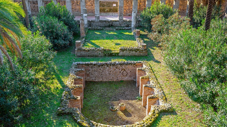 Die Sonne scheint auf Ruinen im Pompeji Park. Der Ausbruch des Vesuv tötete die Menschen in Pompeji im Alltag – zwischen Sklaverei, Luxus und Gewalt. Archäologe Gabriel Zuchtriegel verrät, wie die Gesellschaft wirklich war. Er wurde in Weingarten in Oberschwaben geboren und ist seit 2021 Direktor des Archäologischen Parks Pompeji.
