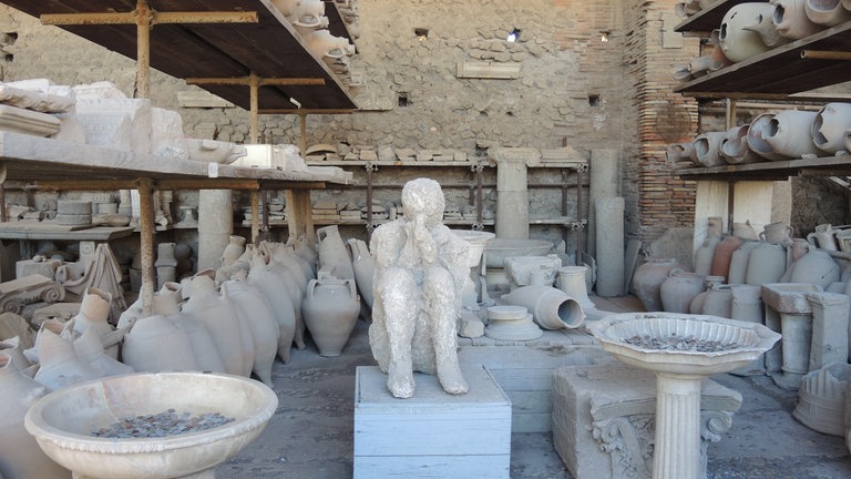 Die Bilder zeigen die Ausgrabungsstätte Pompeji. Gabriel Zuchtriegel leitet den Park Pompeji. Er verrät in SWR1 Leute, wie die Menschen damals vor dem Ausbruch des Vesuv wirklich gelebt haben.